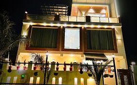 Crescent Inn Greater Noida 4*